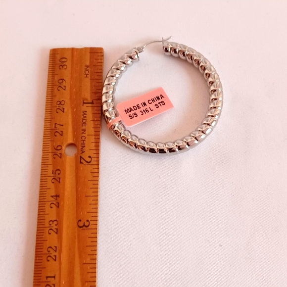 Checkered Hoop Earrings in Stainless Steel - Picture 4 of 6